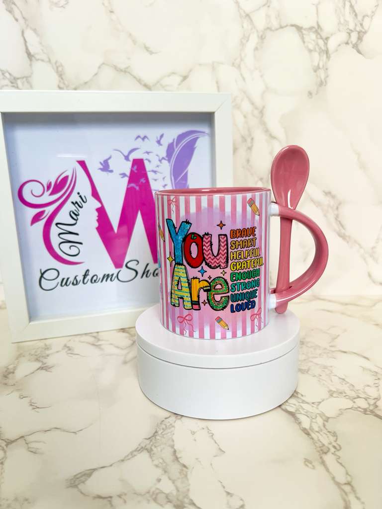 Taza para Maestros 11oz con Cuchara Rosada | Regalo Especial para Profesores Elegante